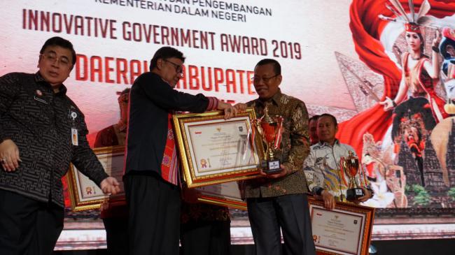 Bupati Situbondo, H. Dadang Wigiarto,S.H. menerima penghargaan dari Menteri Dalam Negeri,Tjahjo Koem